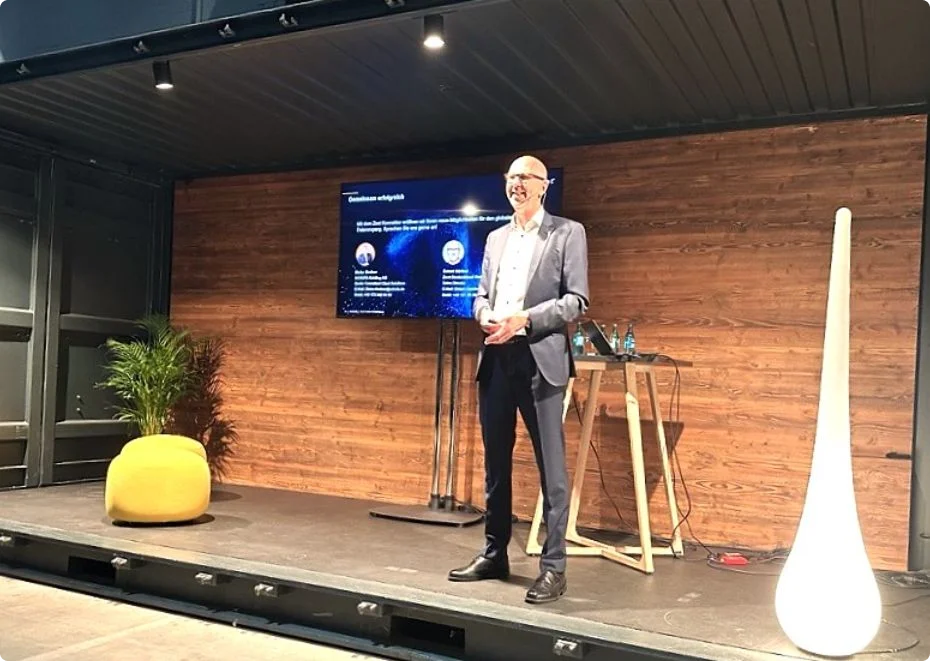 Eckart Gärtner presenting the Zoot Connector at SCHUFA Trends & Insights 2025, Frankfurt